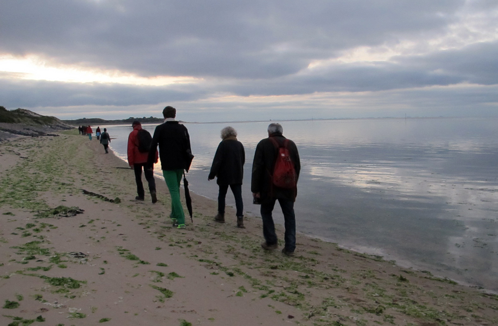 Am Strand wandern die Pilger bis nach List auf Sylt
