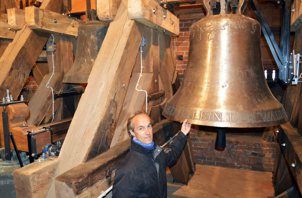 Pastor Marcus Wenzel mit der großen neuen Glocke