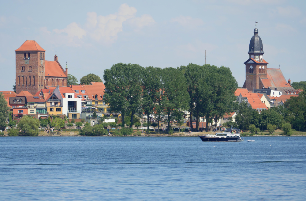 Die Georgenkirche (links) und die Sankt-Marien-Kirche (rechts) von der Müritz aus gesehen