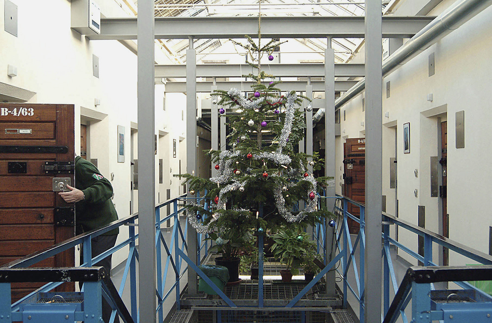 Weihnachtliche Stimmung auf einem Gefängnisflur (Symbolbild)