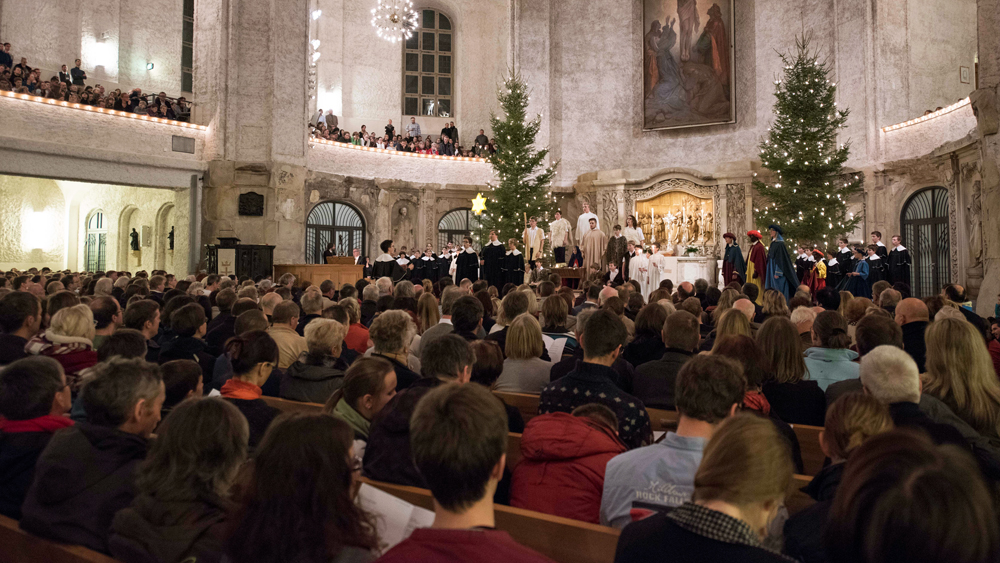 Die weihnachtlich geschmückte Kreuzkirche zu Dresden