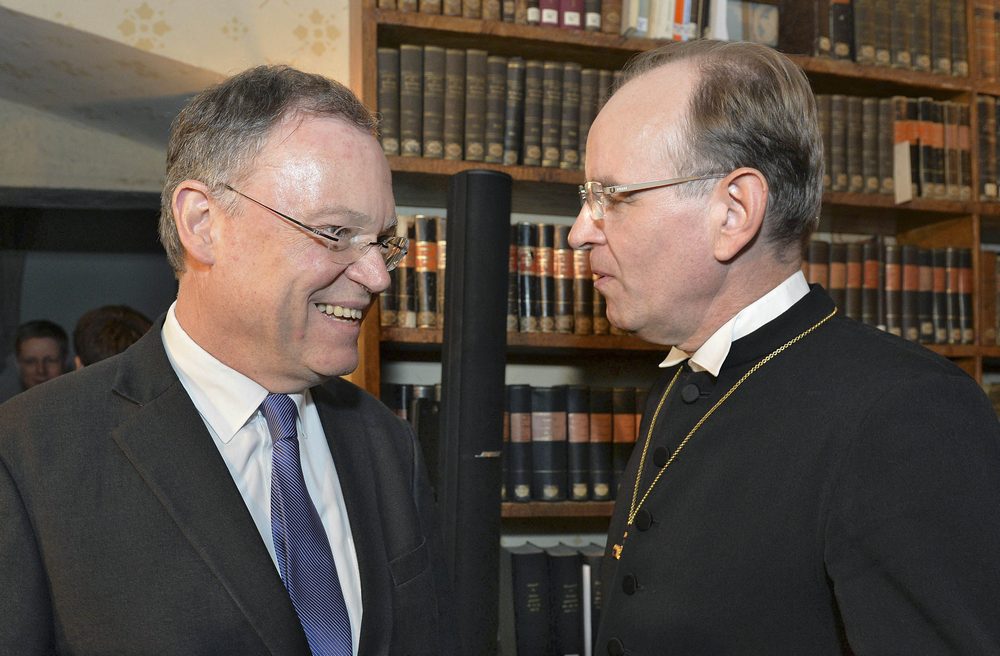 Ministerpräsident Weil (li.) und Landesbischof Meister im Gespräch