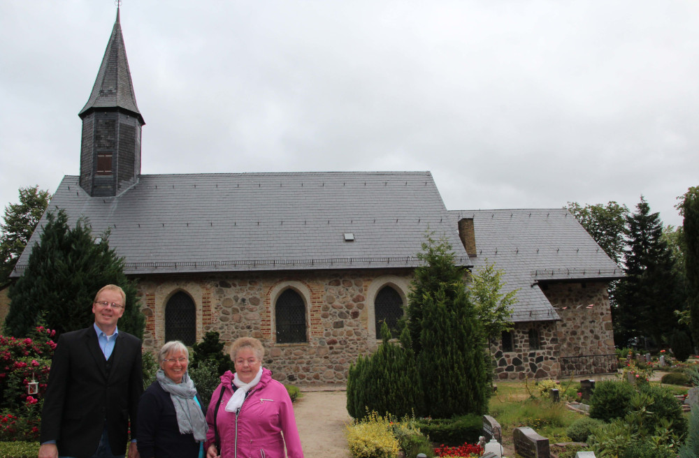 Im Geist der Vergangenheit: Pastor Kai Hansen, Gisela Glodeck-Diecks und Erika Lange (l.) vom Team "Offene Kirche" erzählen Besuchern davon, dass die St.-Andreas-Kirche in Haddeby Geschichte atmet.