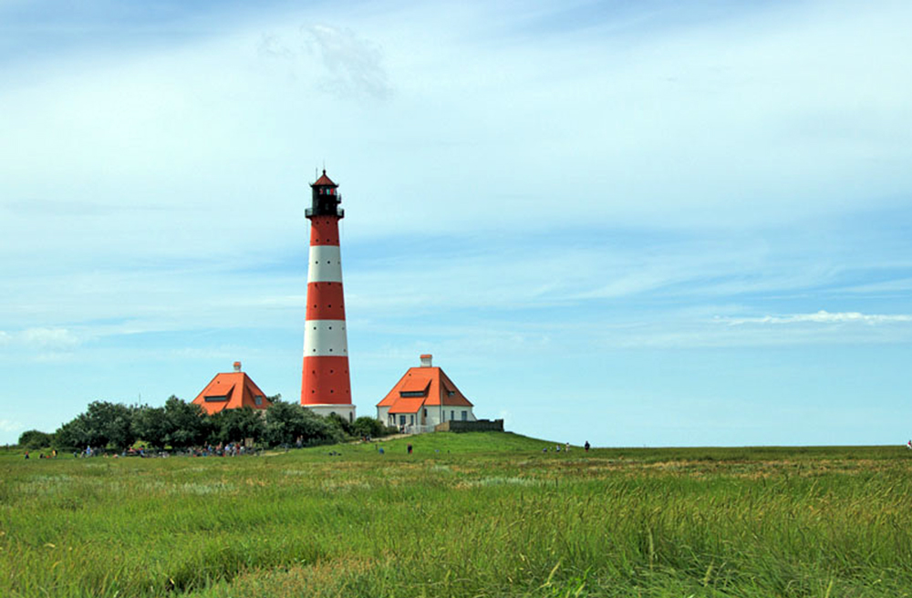 Der Leuchtturm von Westerheversand auf Eiderstedt – eines der Wahrzeichen Schleswig-Holsteins