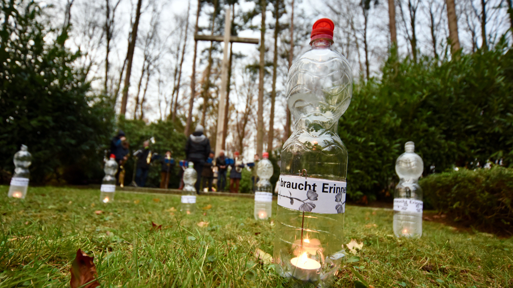 Schüler aus Neustadt haben sich 2018 mit dem Untergang der Cap Arcona beschäftigt. Ihr Projekt stellten sie mit dieser Installlation auf dem Cap-Arcona-Ehrenfriedhof bei Haffkrug vor