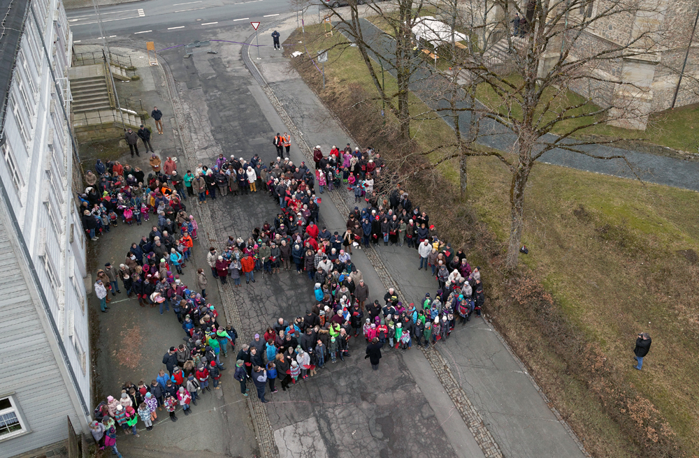 Wette gewonnen: Mehr als 450 Menschen formen die "333"