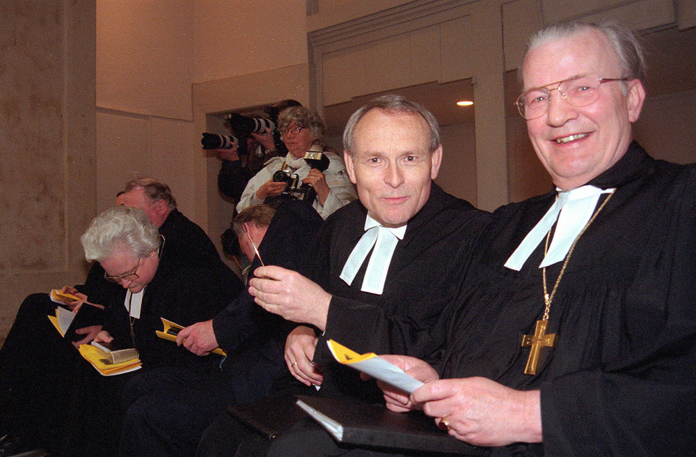 Bischof Wilhelm Sievers (re.) bei der Einführung von Peter Krug (2.v.r.) als neuen Bischof im Jahr 1998