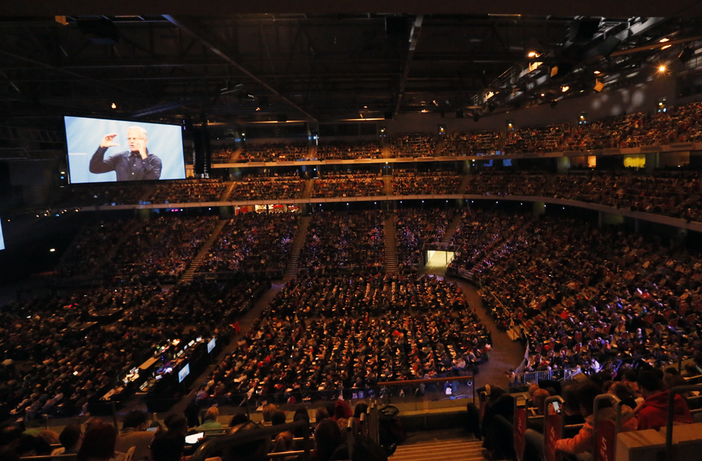 Etwa 10.000 Teilnehmer haben sich in der Tui-Arena zum Kongres versammelt