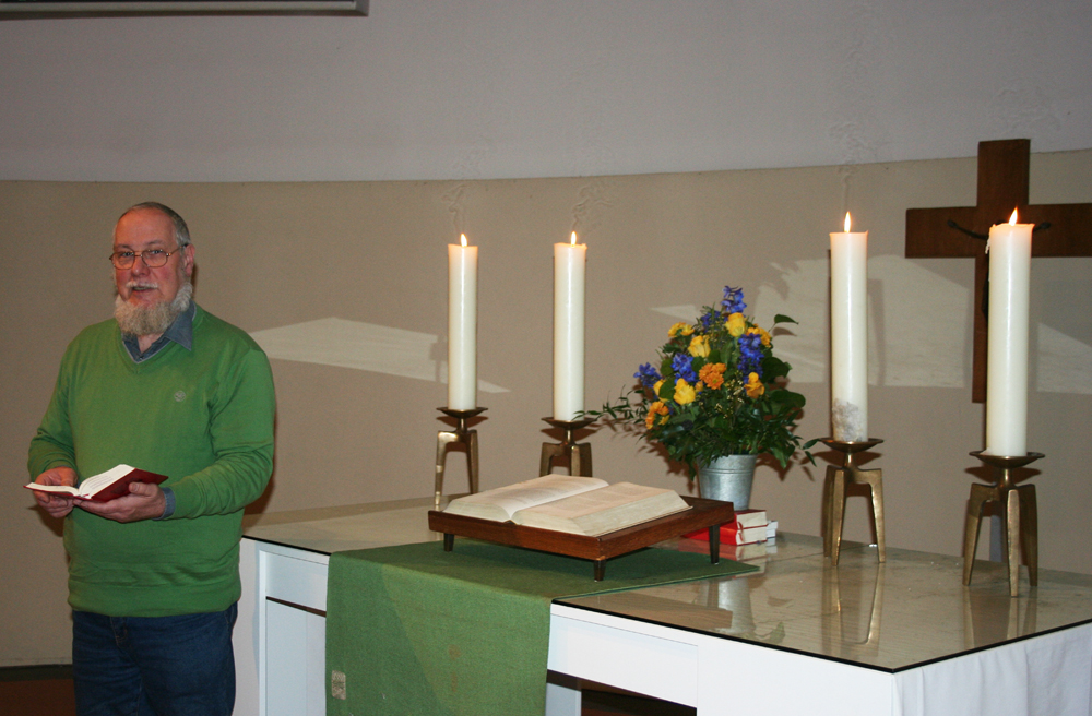 Wolf Schröder-Micheel, hier am Altar der Matthäuskirche, ist seit 25 Jahren Pastor in Winterhude