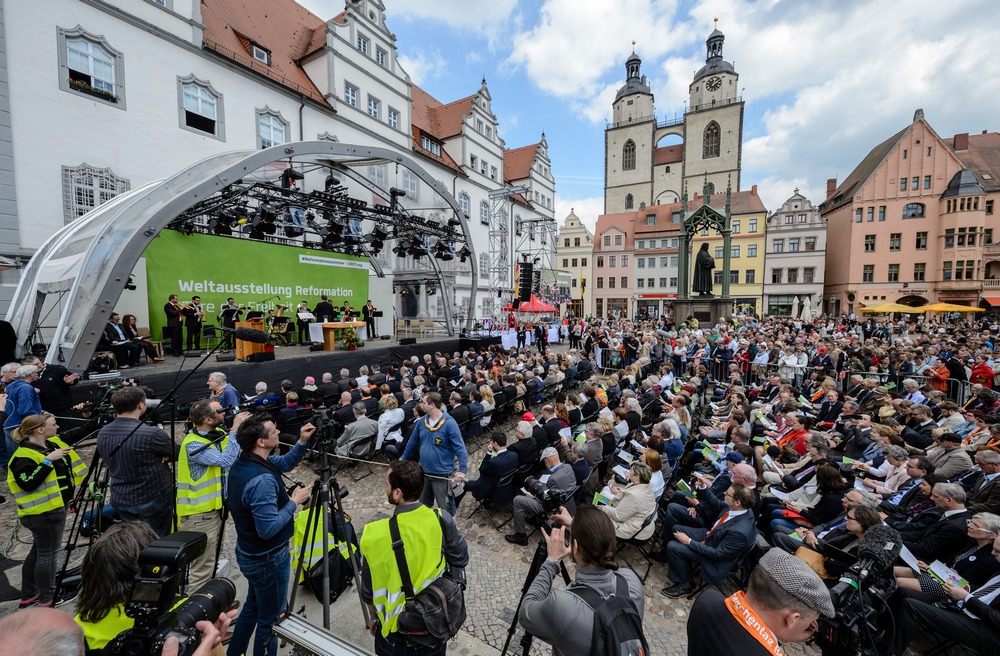 Mit einem Gottesdienst auf dem Marktplatz ist die Ausstellung eröffnet worden