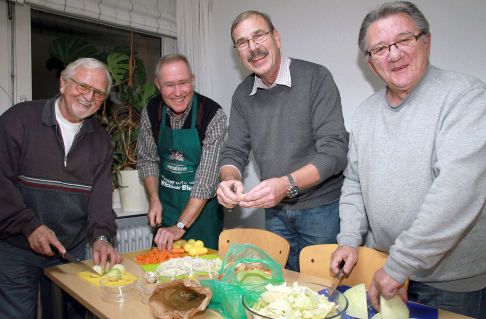 Gemeinsames Kochen (v.l.): Arno Bergmann, Herwig Lämmel, Ulrich Wehr und Wolfgang Peters