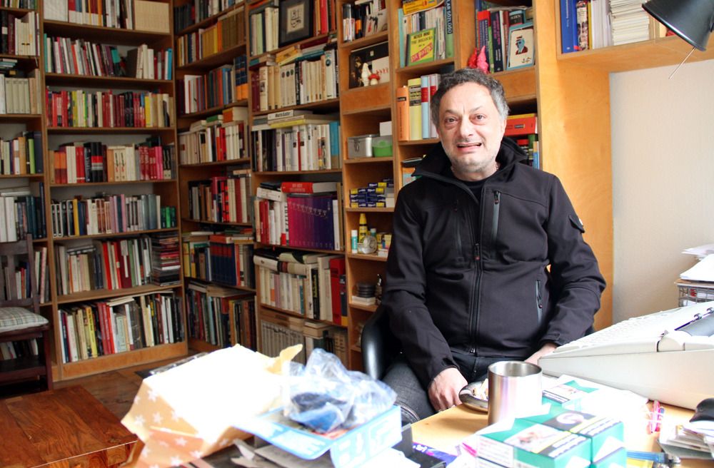 Der Kieler Autor Feridun Zaimoglu an seinem Schreibtisch. Er arbeitet immer noch mit Schreibmaschine