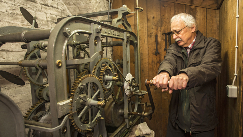 Küster Georg Schindler zieht die Uhr im Kirchturm von St. Gertrud auf
