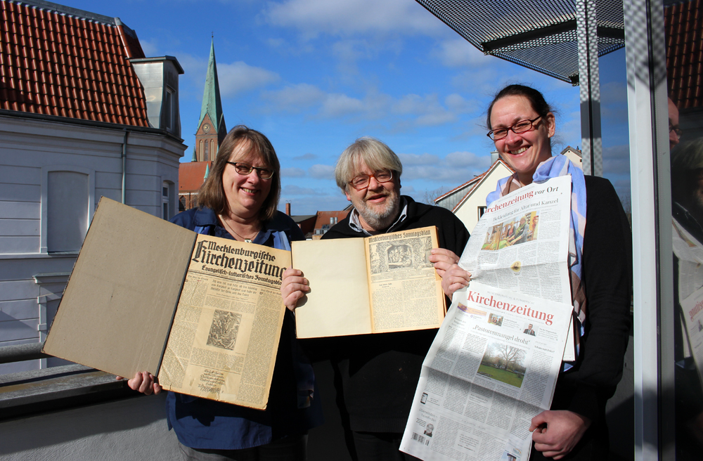 Kirchenzeitung im Wandel präsentieren die Mitarbeiter Marion Wulf-Nixdorf, Tilman Baier und Michaela Jestrimski (v.l.)