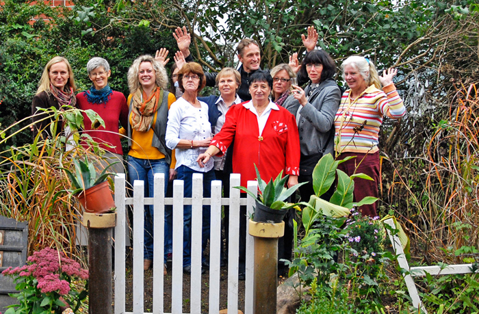 Frauen aus Ziegendorf haben mit Tobias Schweitzer den Pfarrgarten am alten Pfarrhaus umgestaltet