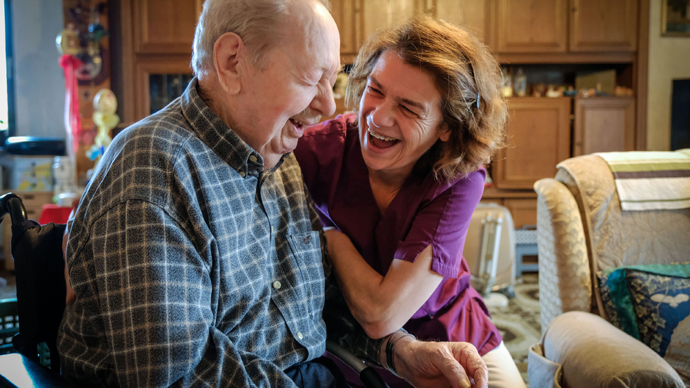 Altenpflegerin Petra Zahn mit dem Pflegebedürftigen Rudy Guse