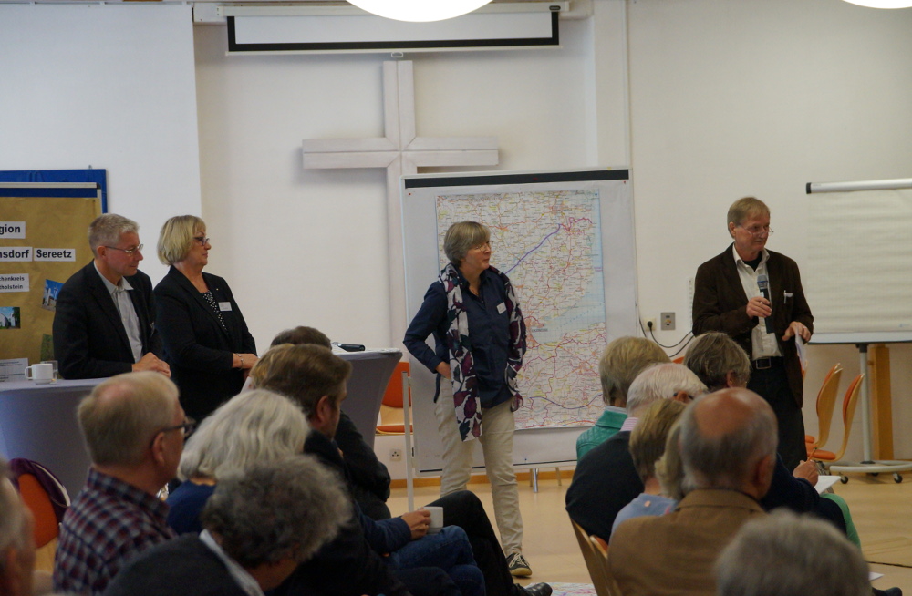Gemeinsam präsentierten Propst Sönke Funck und Pastor i.R. Redlef Neubert-Stegemann mit Kirchenvorständen das Schwansener Modell einer Regionbildung.