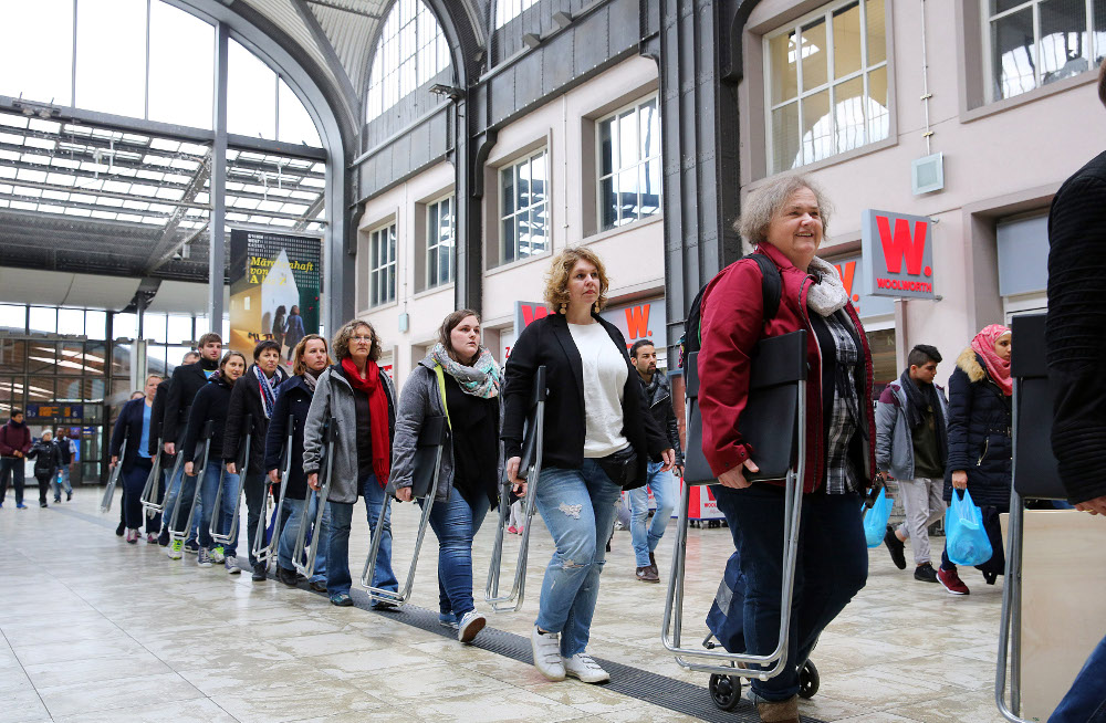 Bereits im letzten Jahr brachte das Team von evangelisch.de Leonardo da Vincis berühmtes Gemälde vom letzten Abendmahl als lebendiges Denkmal auf die Straßen von Kassels Innenstadt.