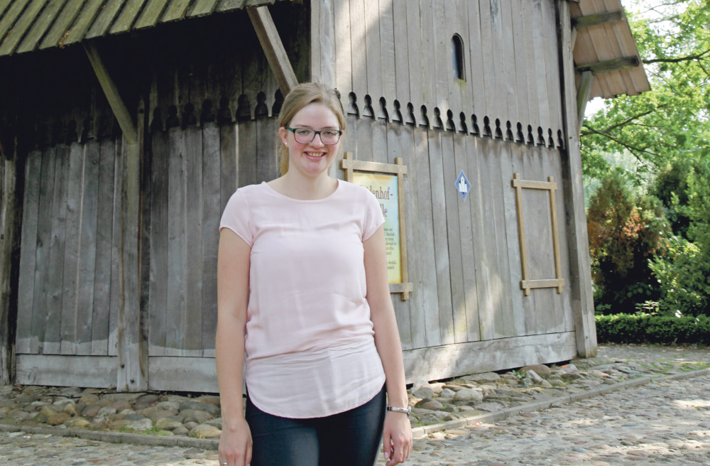 Seelsorge im sonst trubeligen Soltauer Heide-Park: Diakonin Anke Westphal vor der Heidenhof-Kapelle am Parkeingang.