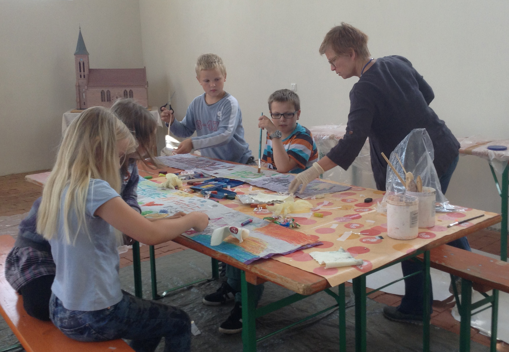 Die Künstlerin Barbara Lorenz Höfer gestaltet gemeinsam mit einer Kindergruppe in der mecklenburgischen Kirchengemeinde Rosenow "Möbiusbänder" für ihr Kunstwerk.