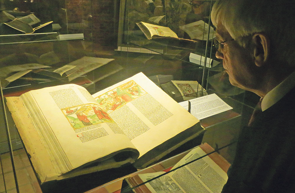 Wolfgang Schellmann hat in der Lüneburger Ratsbücherei etliche vorreformatorische Bibel gefunden, die zurzeit im Kloster Lüne zu sehen sind