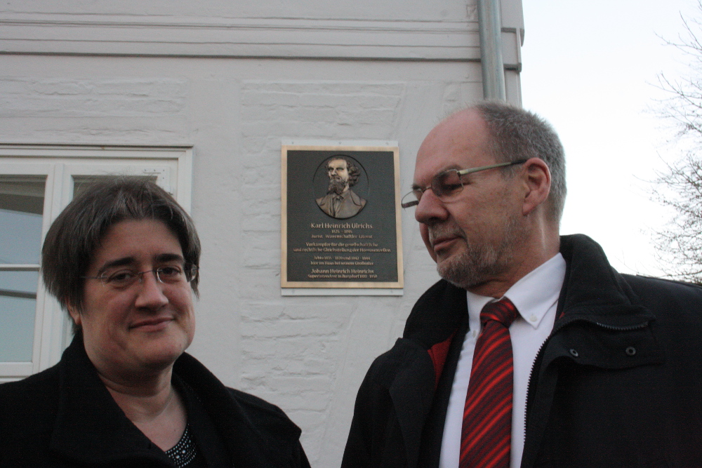 Burgdorfs Superintendentin Sabine Preuschoff-Kleinschmit und der Geistliche Vizepräsident des Landeskirchenamts, Arend de Vries, vor der Bronzetafel für Karl Heinrich Ulrichs.