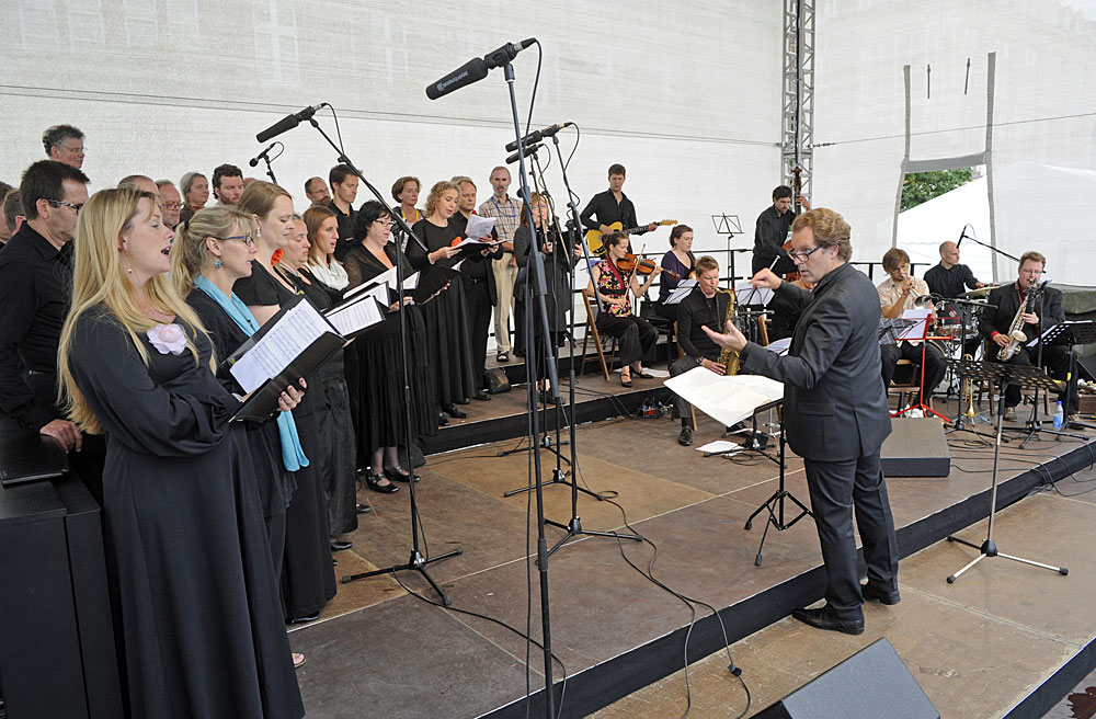 Rund 3.000 Sängerinnen und Sänger werden zum Nordkirchen-Chorfest "Dreiklang" erwartet. Hier das Jazzensemble von Uwe Steinmetz und dem Eric Ericson Kammerchor beim ersten Chorfest in Greifswald