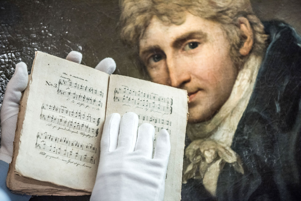 Porträt des Pädagogen Johannes Daniel Falk (1768 - 1826), mit Notenblatt des Weihnachtsliedes "O du fröhliche".