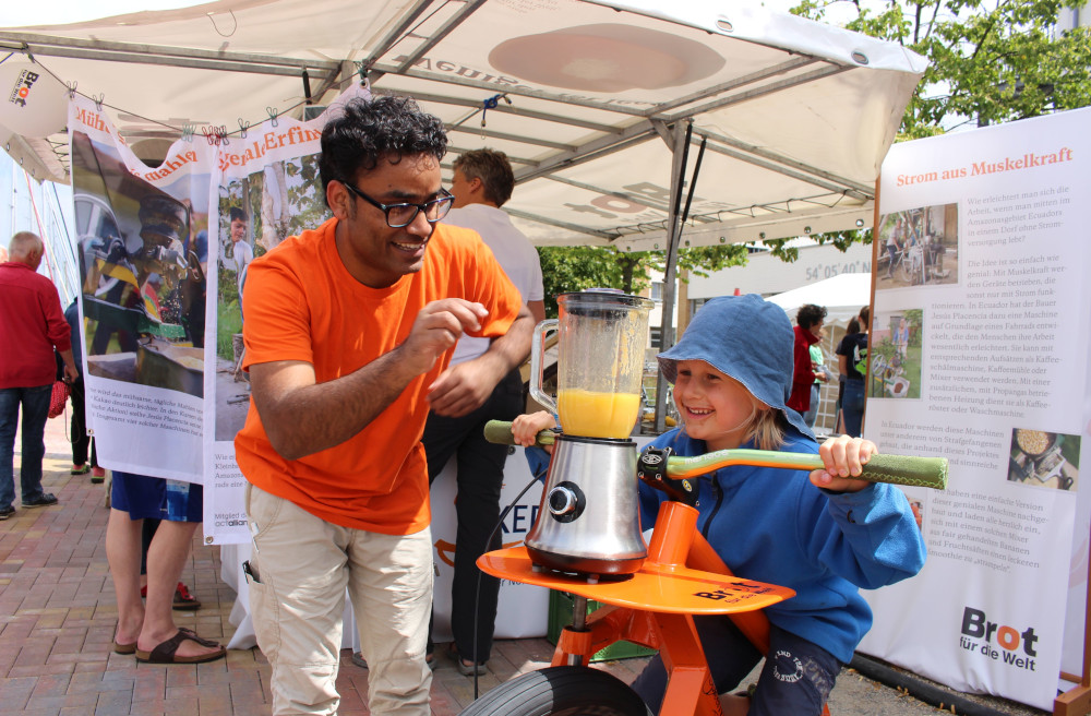 Ein frisch gestrampelter Orangen-Shake gefällig? Der kleine Birk zeigt, wie es ohne Strom funktioniert.