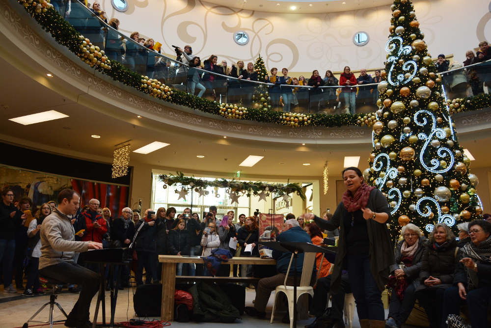 Einen Weihnachtslieder-Flashmob veranstaltete die Evangelische Jugend Oldenburg in den Oldenburger Schlosshöfen.