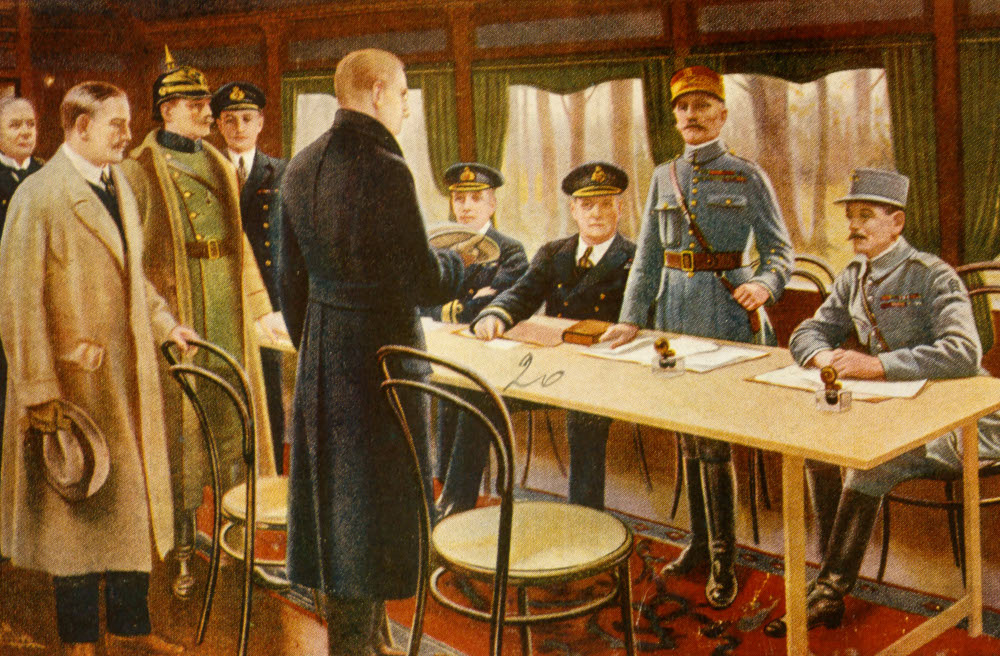 In einem Eisenbahn-Salonwagen bei Compiègne wurde der Erste Weltkrieg mit einem Waffenstillstand zwischen dem Deutschen Reich und den Alliierten beendet.