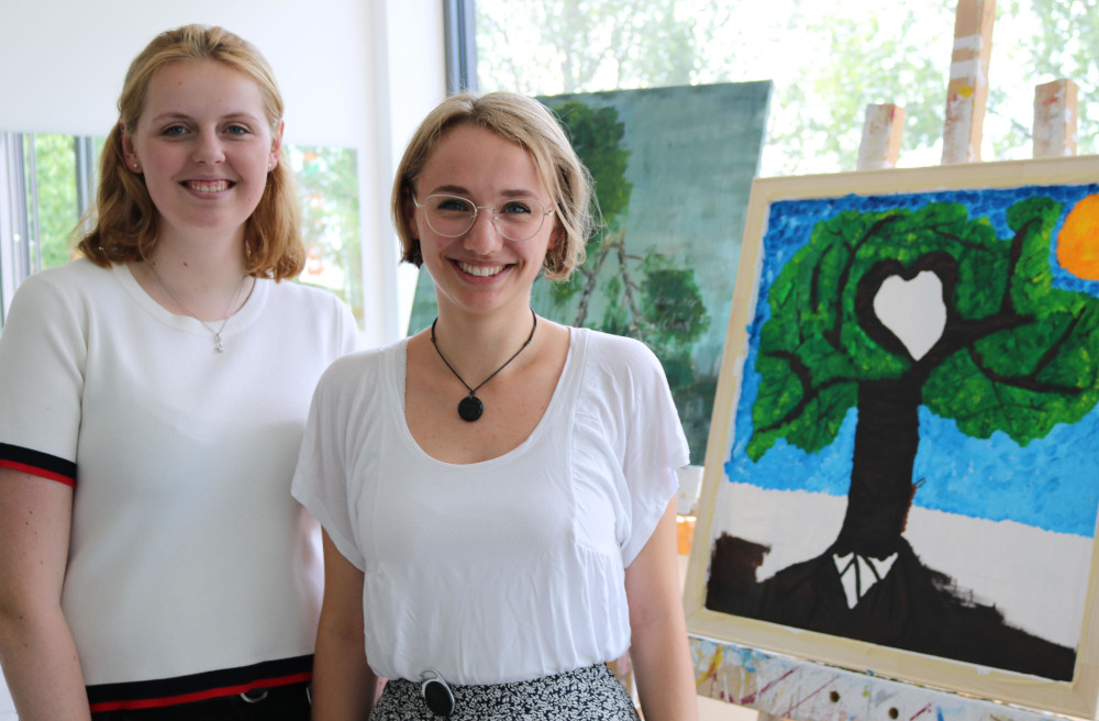 Während ihres FSJ waren Selina Kuhri und Aimée Kesse auch in der Kunsttherapie beschäftigt.