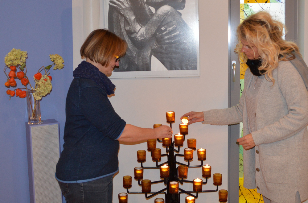 Rituale wie das Anzünden einer Kerze können in der Trauerzeit Halt geben, wissen Pastorin Anke Leisner (l.) und Deike Schünemann.