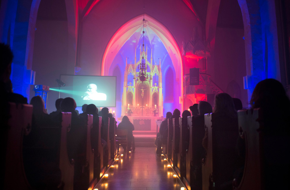 Grableuchten weisen den Weg in die Bänke und melancholische Gothic-Musik untermalen den etwas anderen Gottesdienst.