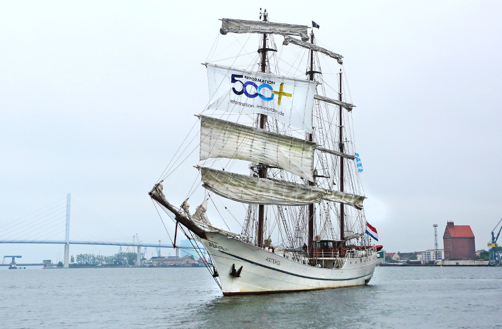 Mit dem Dreimast-Segler "Artemis" feiert die evangelische Nordkirche das Reformationsjubiläum 2017.