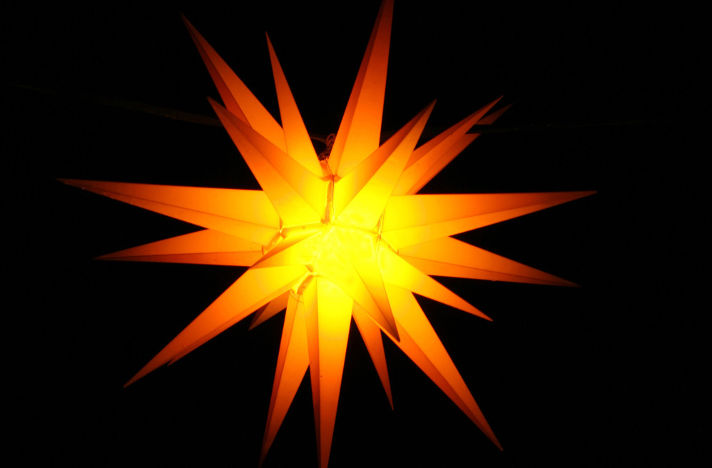 Licht in einer dunklen Welt: Die Suche nach Frieden steht in diesem Jahr in vielen Weihnachtsbotschaften im Mittelpunkt (Symbolbild)