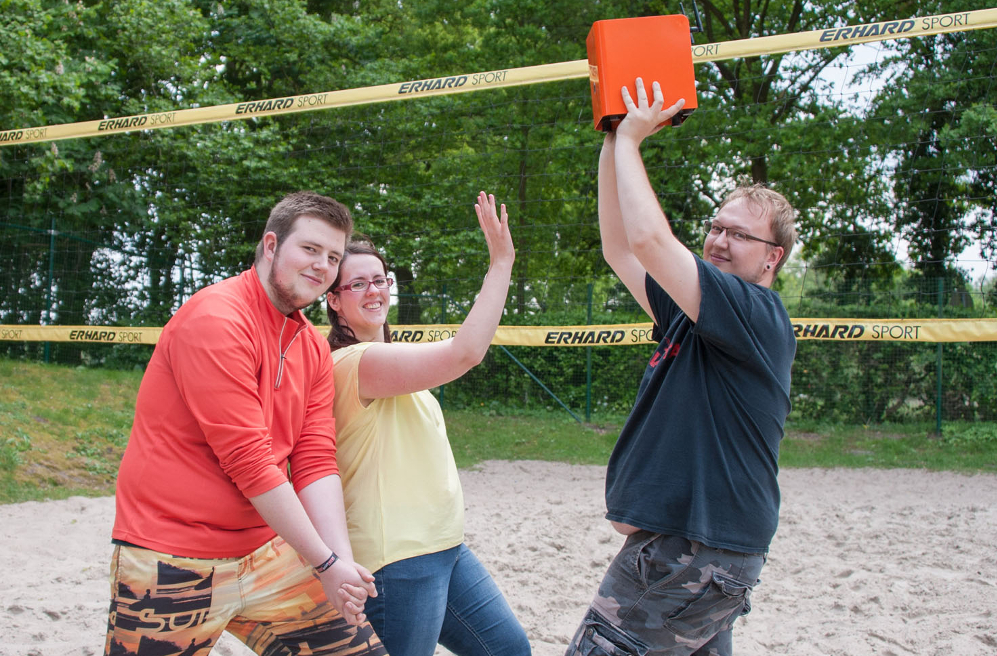 "Volleyball spielen kann man damit nicht, aber ein Volleyballturnier organisieren". Mit diesem Bild und diesem Slogan wirbt die Evangelische Jugend für den Server ihrer Plattform ejoPro. Dafür beteiligten sich auch Andre Meinen (von links), Sarah Hellmuth und Carsten Stelling am Foto-Shooting.