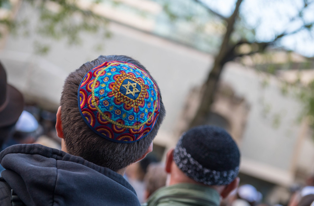 In Berlin treffen sich junge Juden, um über ihre Zukunft in Deutschland zu debattieren.