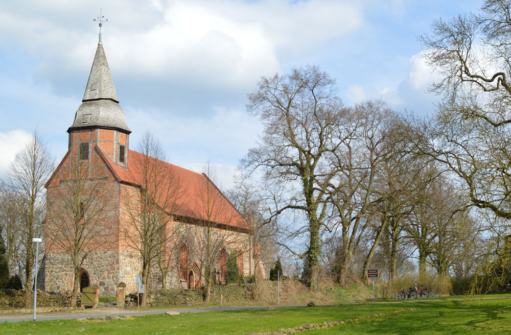 Die Kirche in Ankershagen mit dem ehemaligen Pfarrhaus, in dem der berühmte Troja-Ausgräber Heinrich Schliemann aufwuchs
