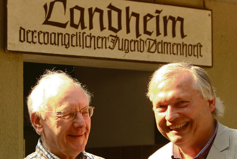 Klaus Keller (v. links) und Pastor Enno Konukiewitz haben viele Erinnerungen an ihre Jugendzeit im Landheim Immer.