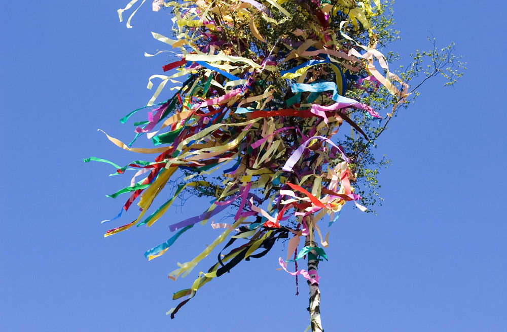 Ein mit bunten Bändern geschmückter Maibaum: Er ist ein Symbol für das Erwachen der Natur