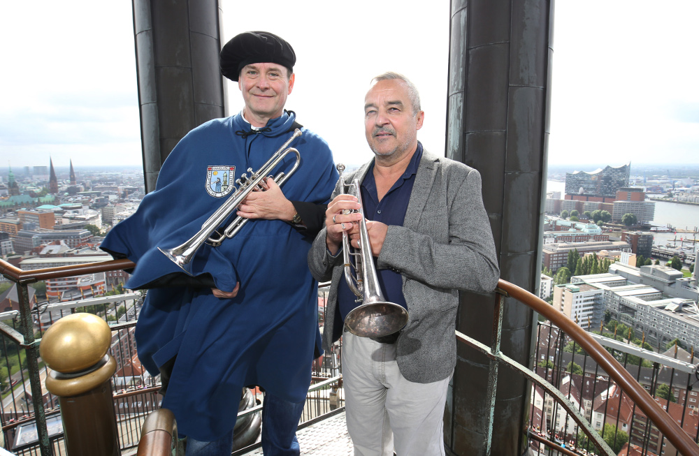 Die beiden Michel Türmer Josef Thöne (im historischen Gewand) und Horst Huhn feiern am Dienstag (1. August) gemeinsam ihr 25-jähriges Dienstjubiläum.