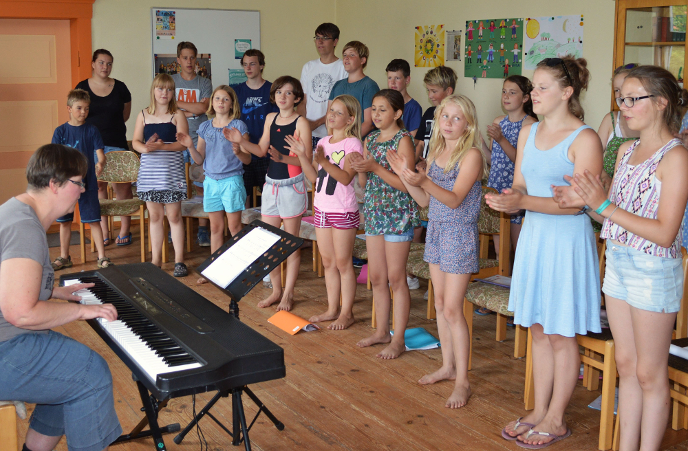 Pastorin Cornelia Seidel studiert im Grünower Pfarrhaus die Lieder mit dem Kinderchor ein