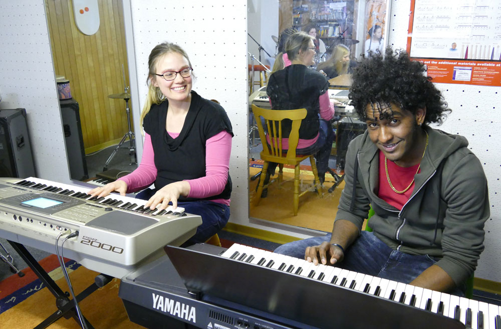 Bereket (21) aus Eritrea liebt es, bei Nicole Kiolbassa (links) Musik zu machen. Das Keyboard ist sein Lieblingsinstrument. 