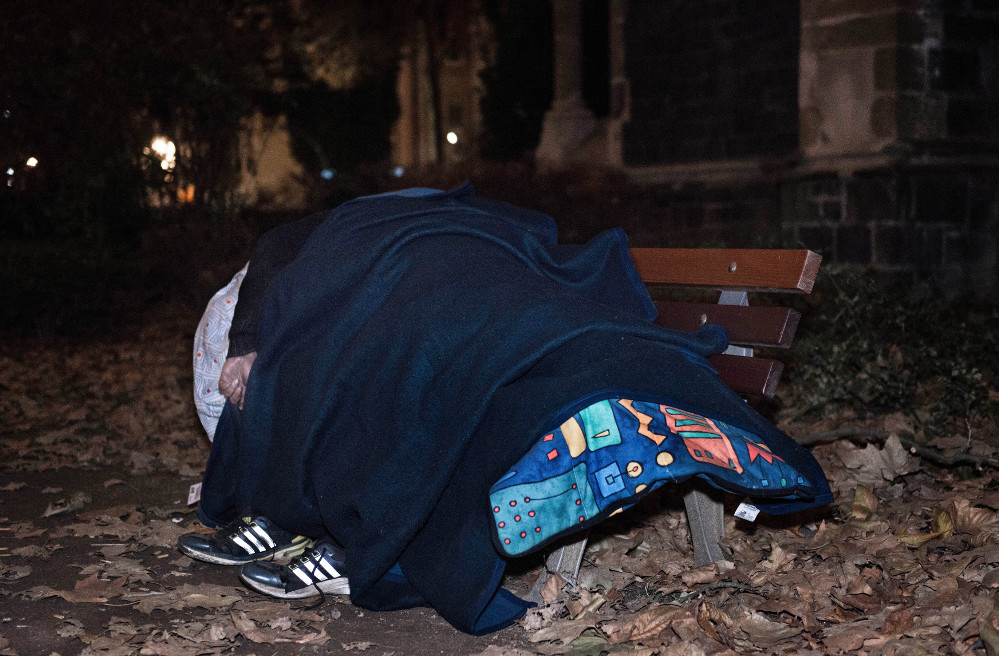 Ein Obdachloser hat sein Nachtlager auf einer Parkbank eingerichtet. Jedes Jahr erfrieren Obdachlose auf Deutschlands Strassen. 