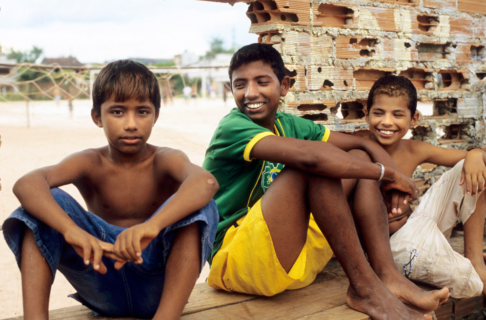 Drei Jungen in der Favela Vila da Barca, Baia de Guajará, Belém, Bundesstaat Pará, Brasilien.