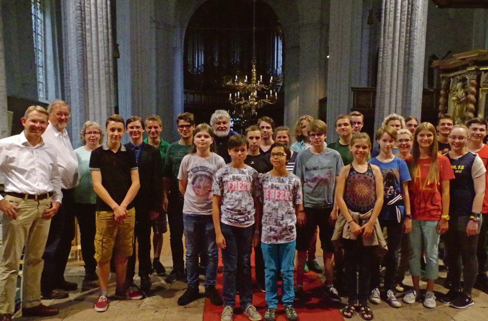 Zum gemeinsamen Auftakt fanden sich die Teilnehmer des achten Stader Jugend-Orgelforums und ihre Betreuer und Ausbilder im Altarraum von St. Wilhadi, Stade, ein