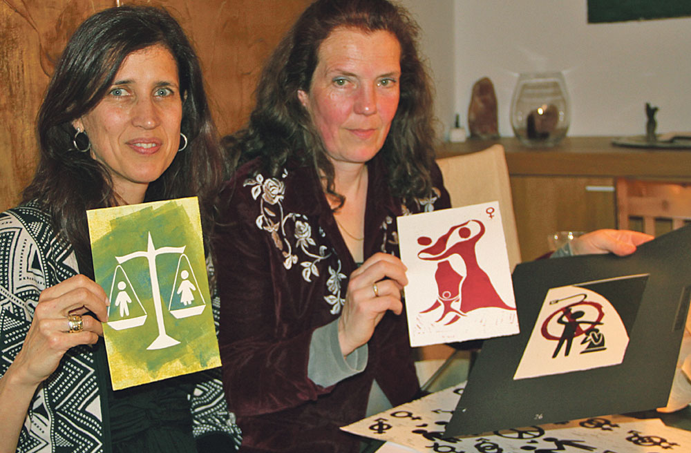 Künstlerin Teréz Fóthy (von links) und Dozentin Katja Liebmann zeigen einige der studentischen Arbeiten