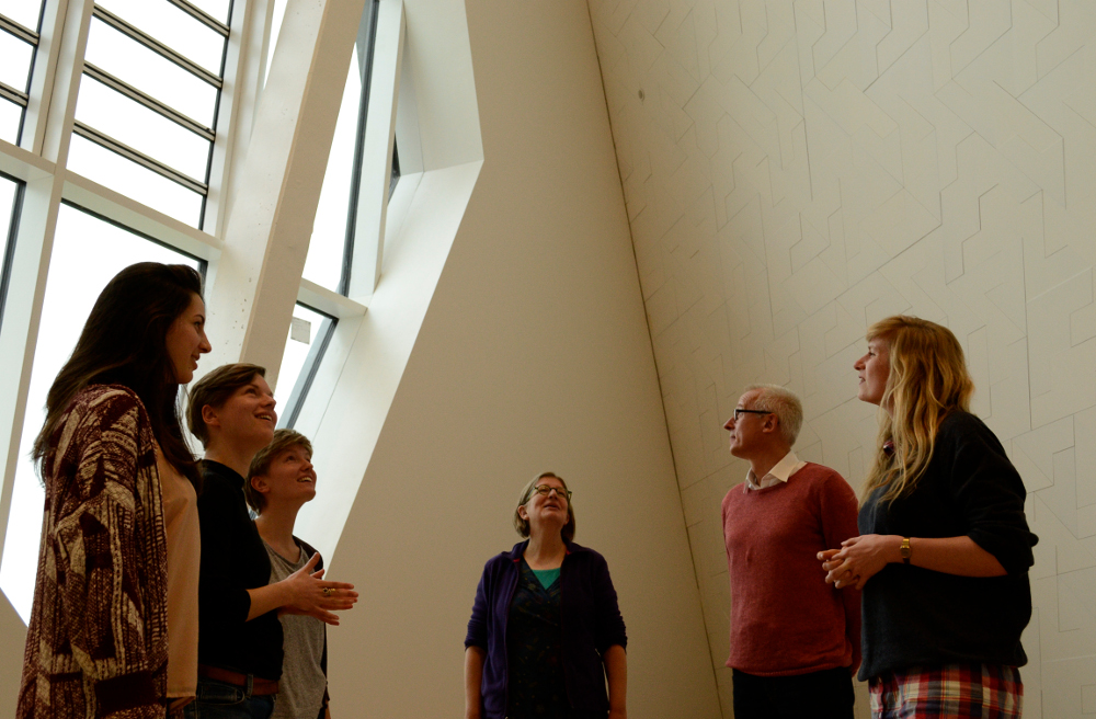 Studenten sehen sich am 10.05.17 gemeinsam mit Professorin Steffi Hobuss (Mitte) und Hochschulpastor Helmke Hinrichs (2. von rechts) den "Raum der Stille" in der Leuphana Universität in Lüneburg an.