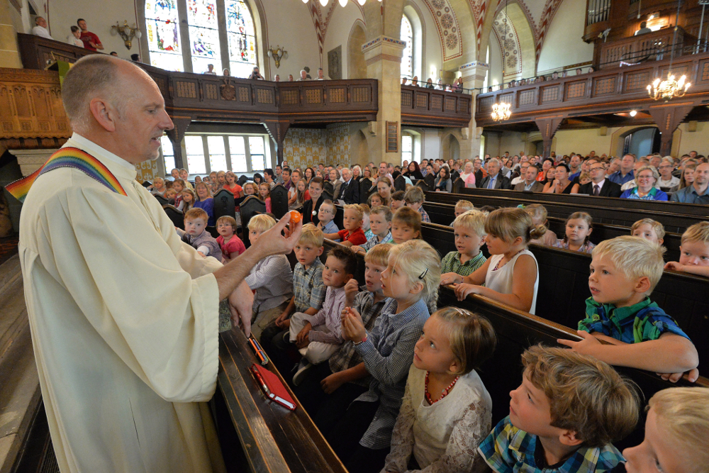 Schulanfängergottesdienst in der evangelischen Kirche Bennigsen in Springe bei Hannover. Pastor Harald Lemke spricht zu den Kindern. (am 10.08.2013)